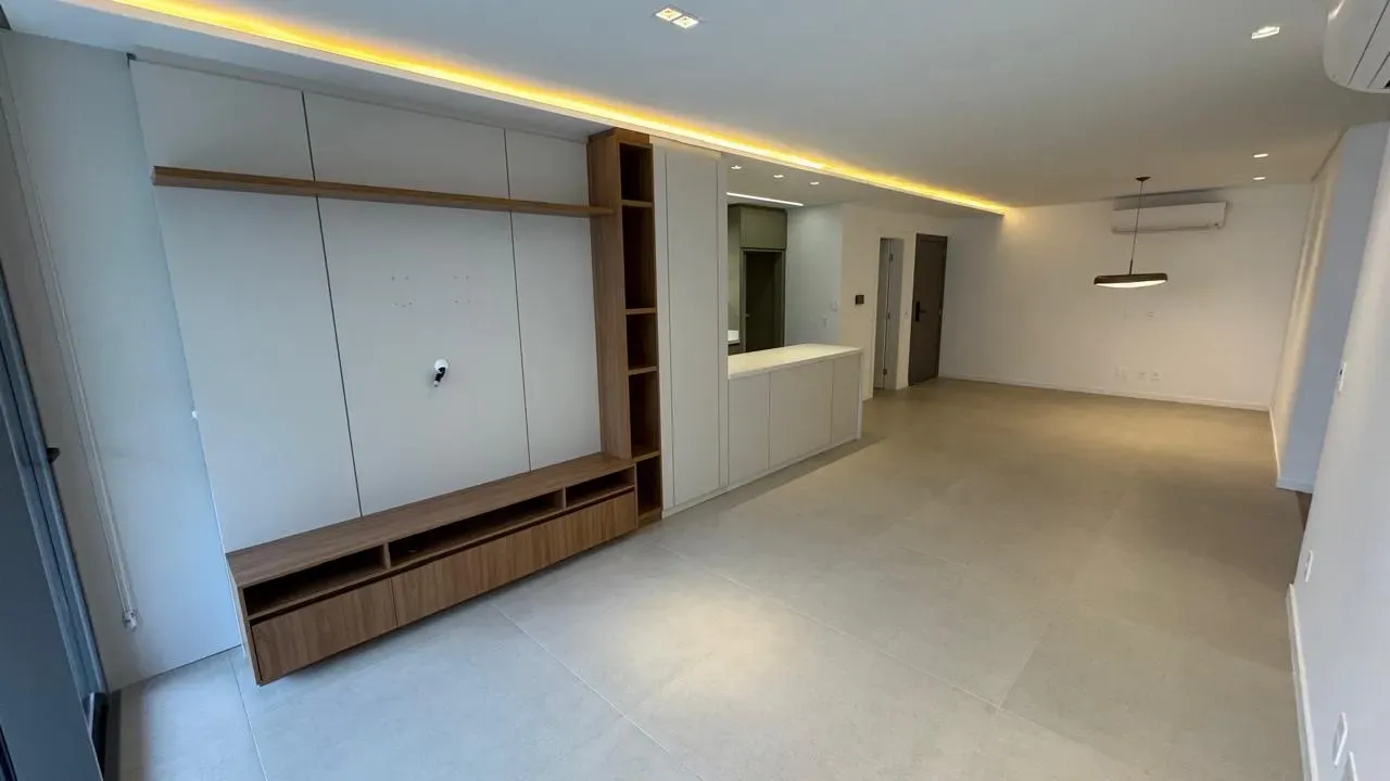Walk-in closet in a 3-bedroom apartment, 136 m² — photo 17