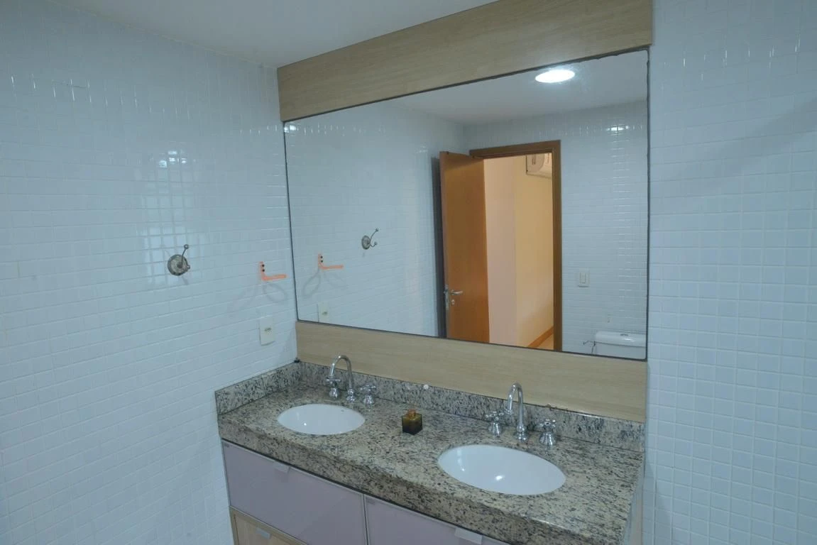 Jacuzzi in a 4-bedroom apartment, 233 m² — photo 44