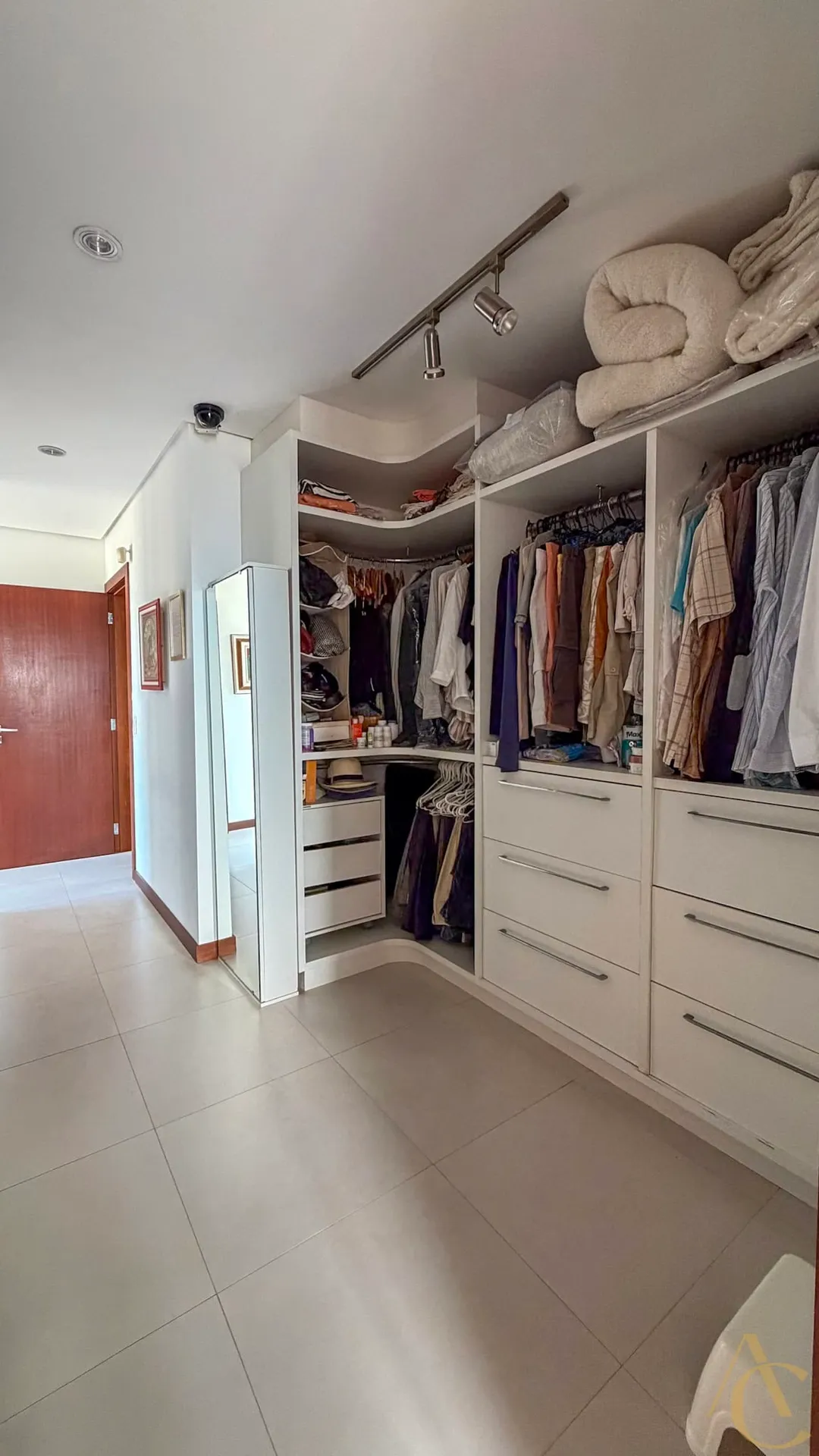 Furnished house, 689 m², with a grill on the balcony — photo 53