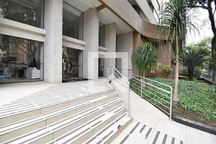 Glass-enclosed balcony in a one-bedroom apartment, 48 m² — photo 41