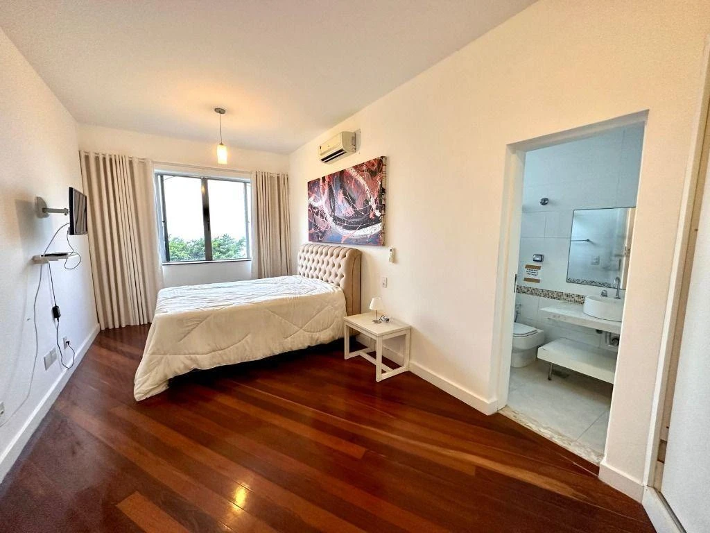 House with 5 bedrooms and 5 bathrooms — photo 18