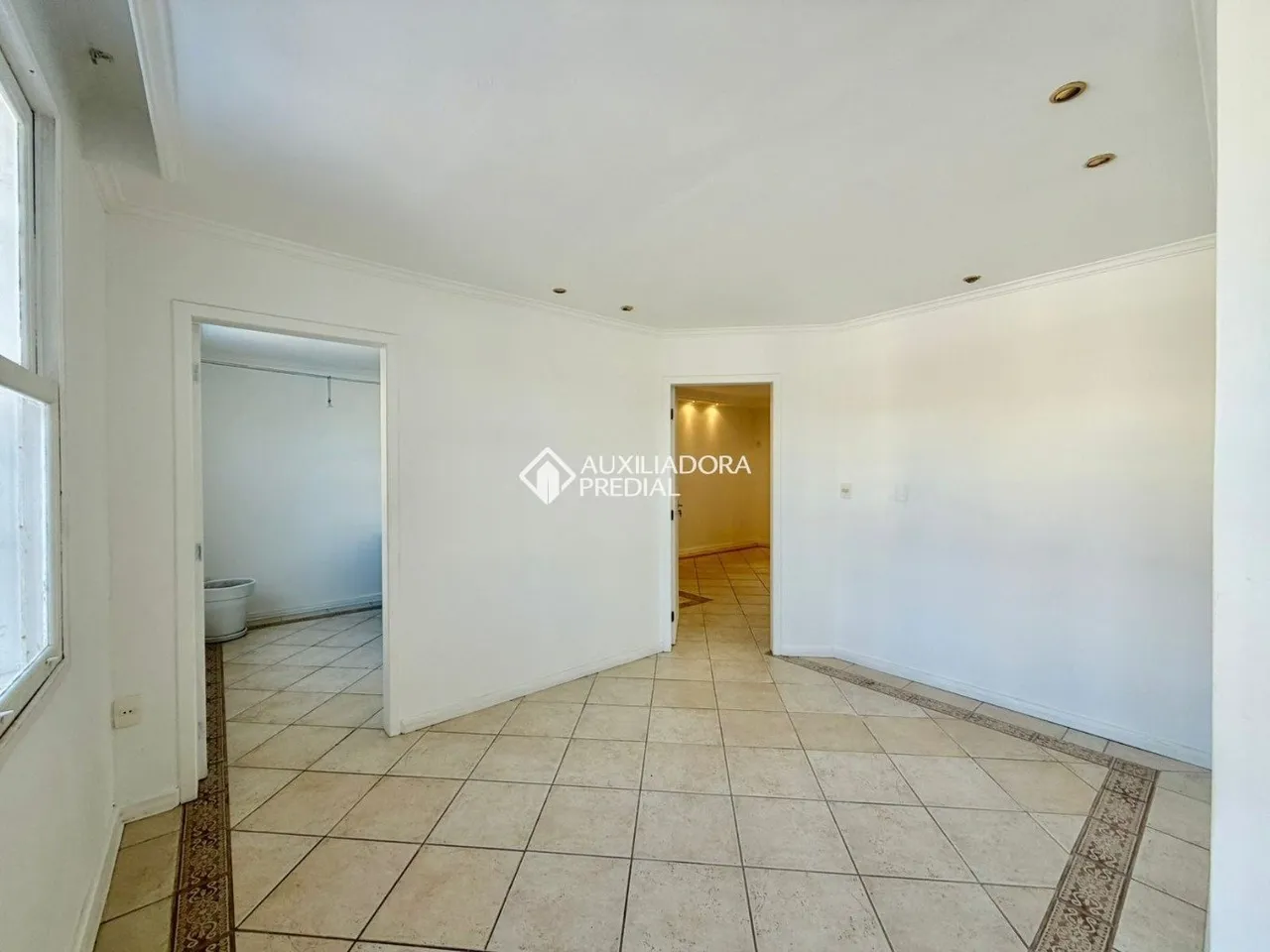 Робоче місце та 5 спалень: будинок 320 м² — photo 5