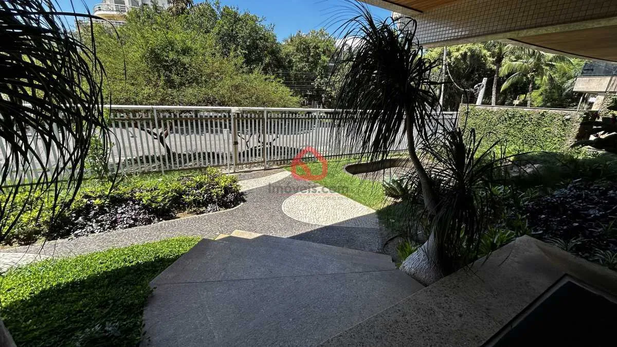 3-bedroom apartment in a building with a pool — photo 23
