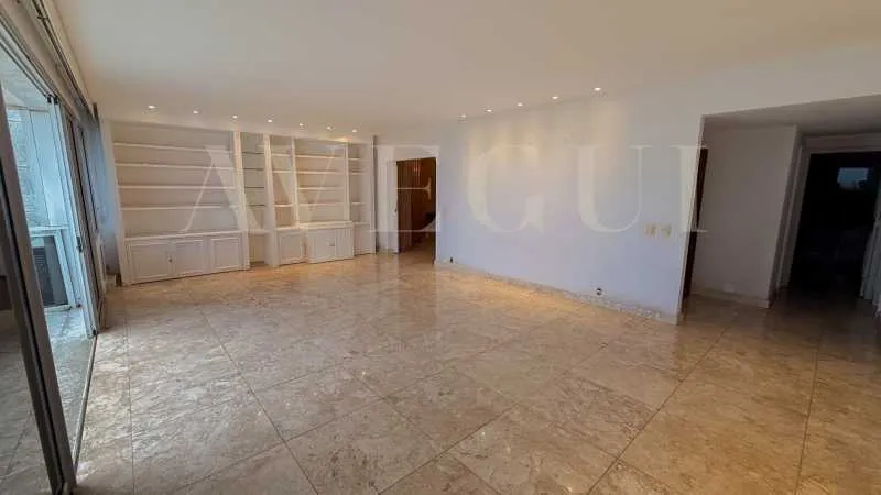 Apartamento de 210 m² com varanda, 3 dormitórios e 5 banheiros