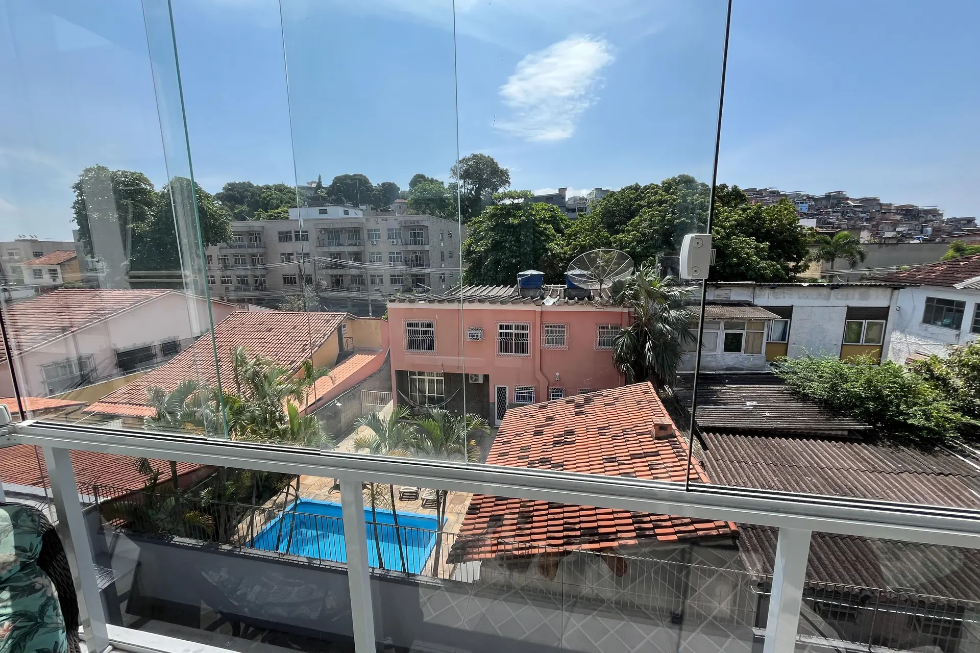 Glass-enclosed balcony in a 3-bedroom apartment, 131 m² — photo 53