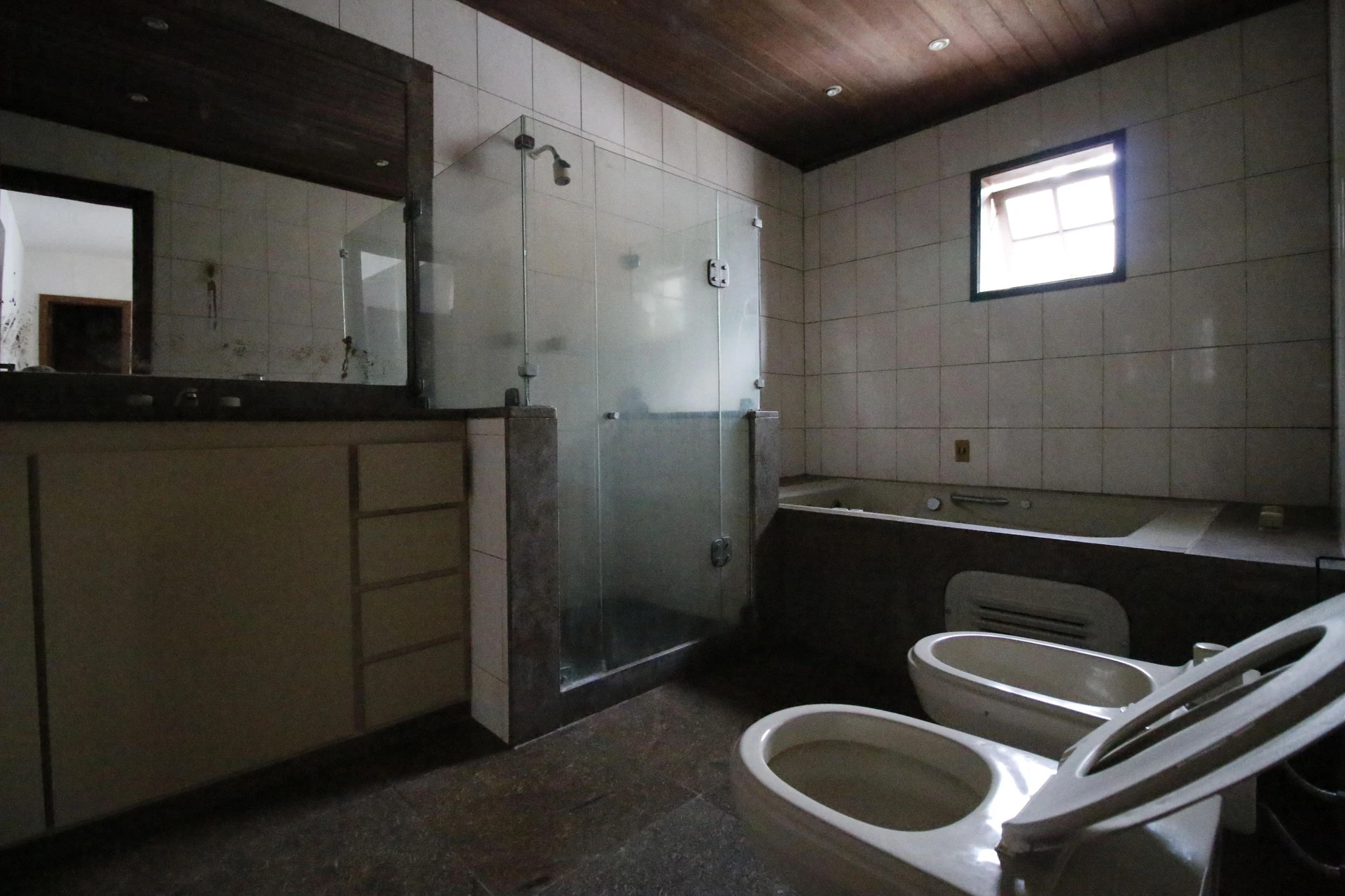 500 m² house with floor-to-ceiling windows and a bathtub — photo 48