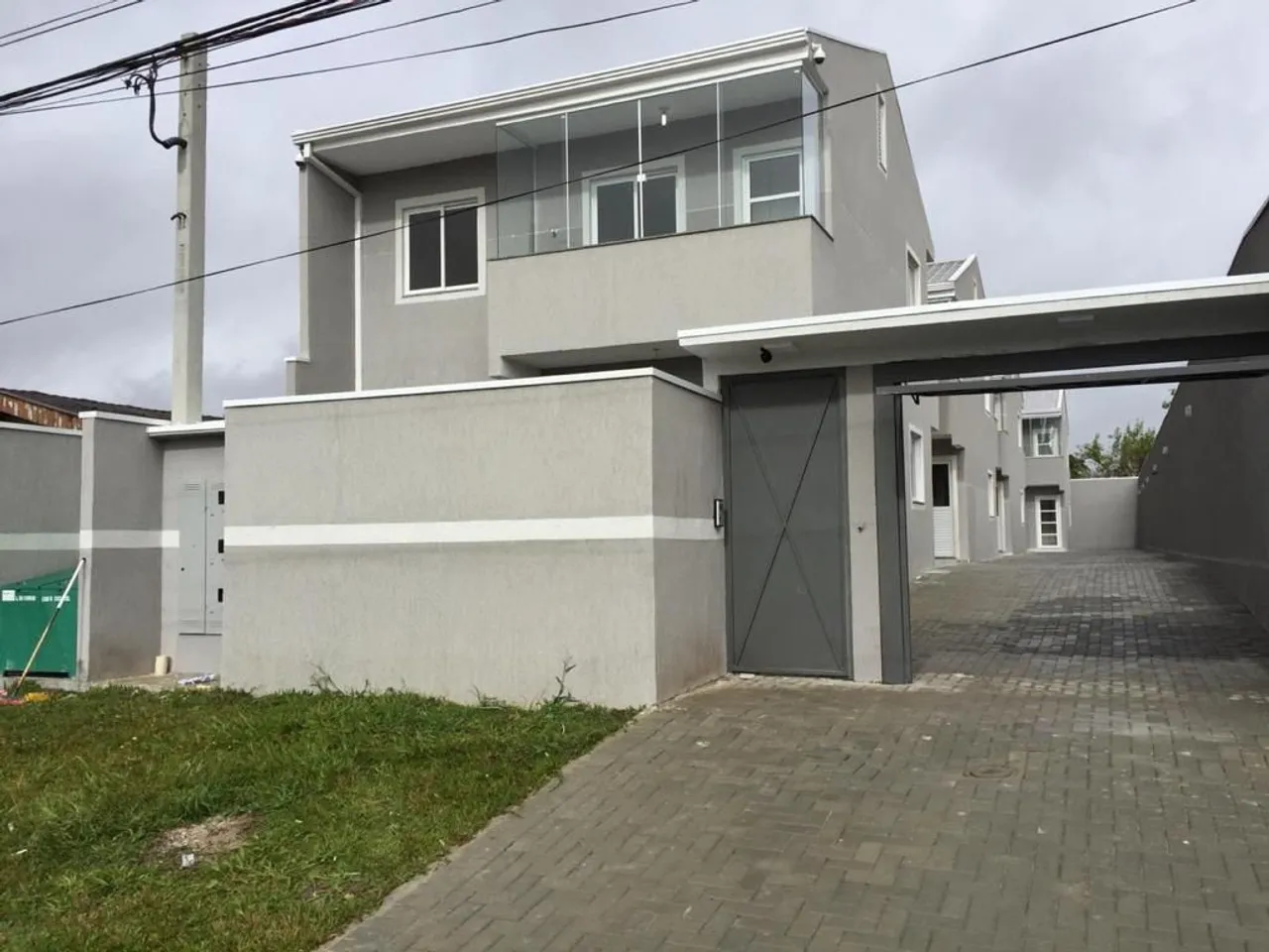 Balcony with a grill in a 2-bedroom apartment, 68 m² — photo 6