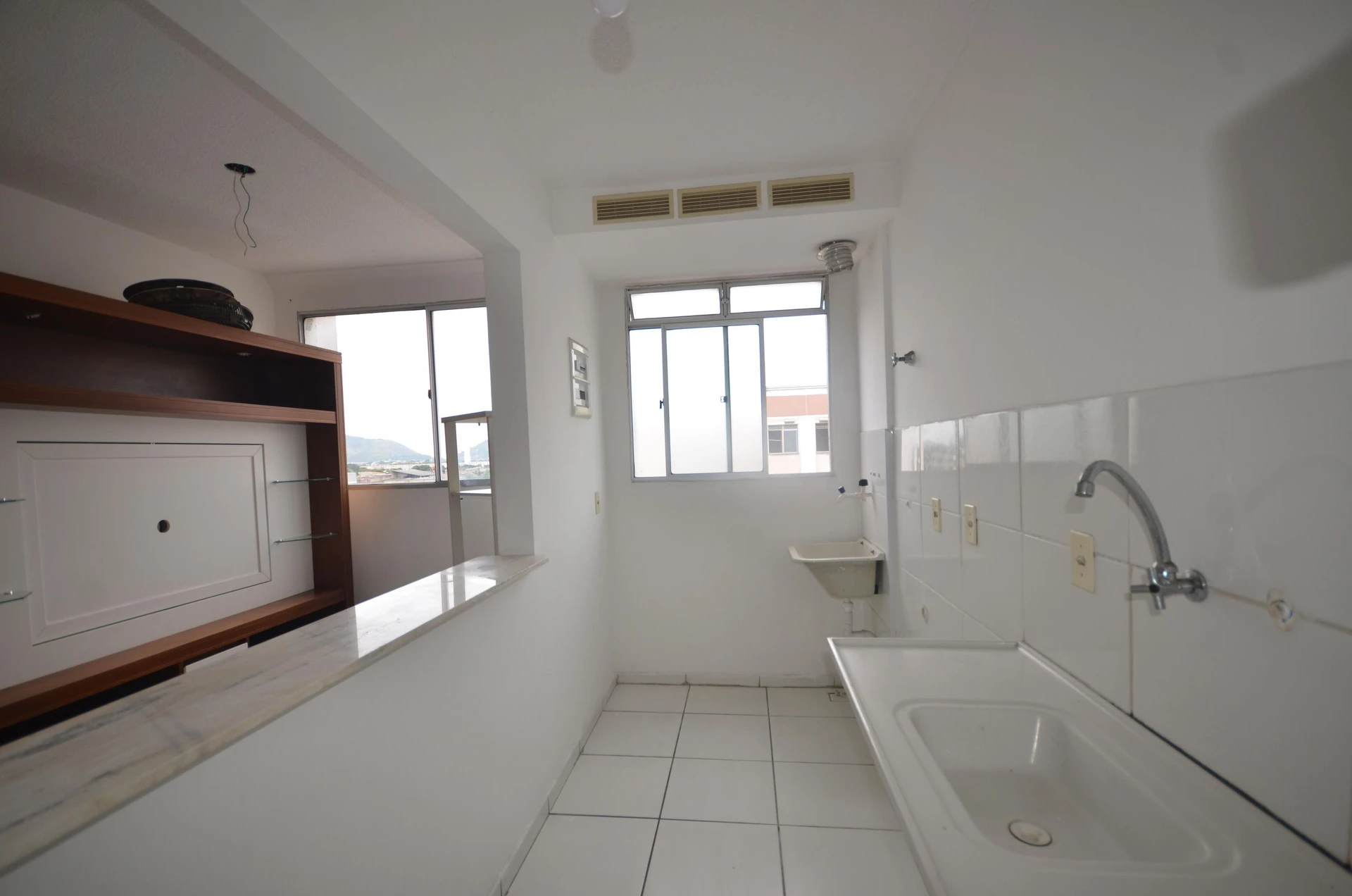 Unfurnished 2-bedroom apartment with 1 parking space — photo 2