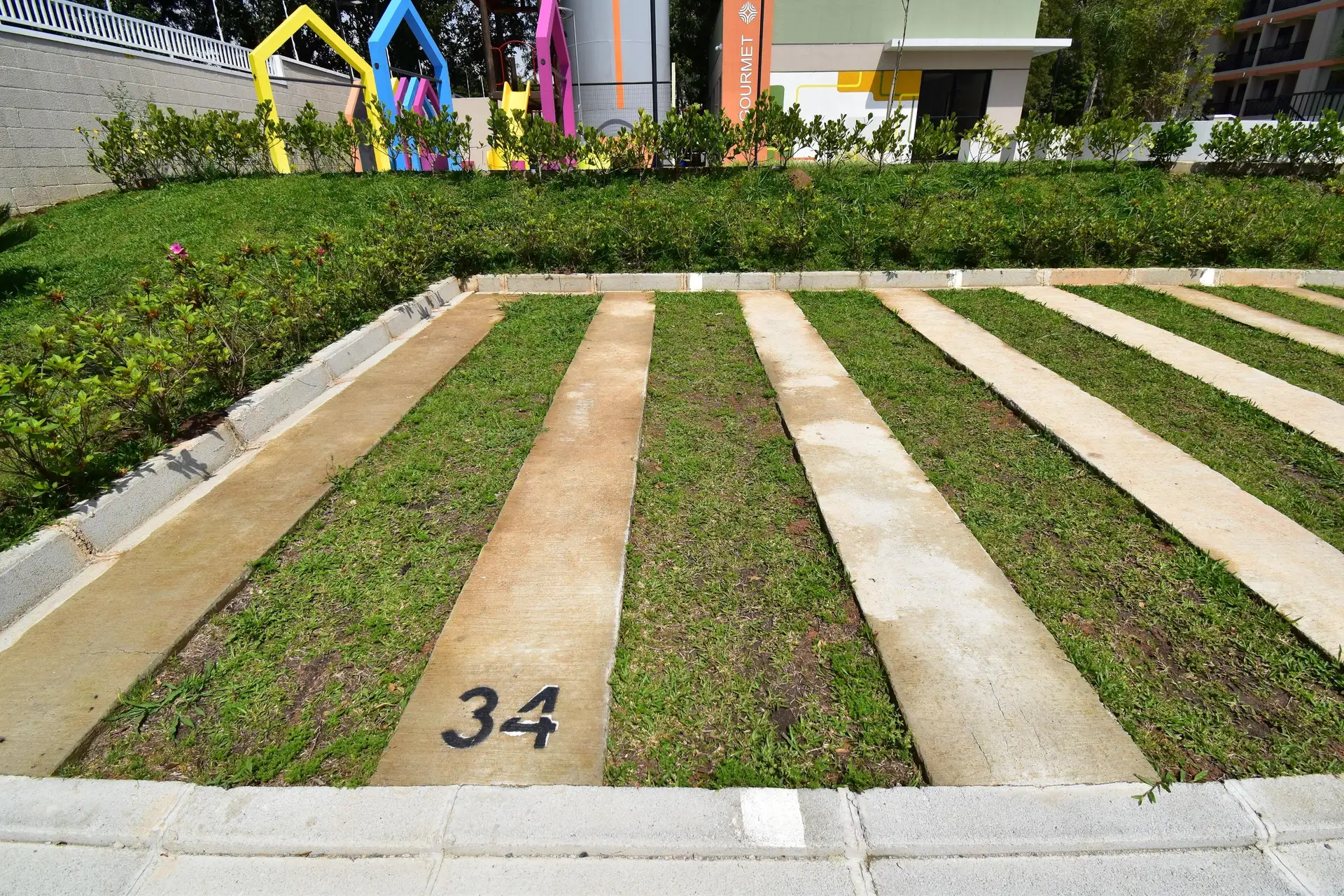 Balcony with a grill in a 2-bedroom apartment, 53 m² — photo 18