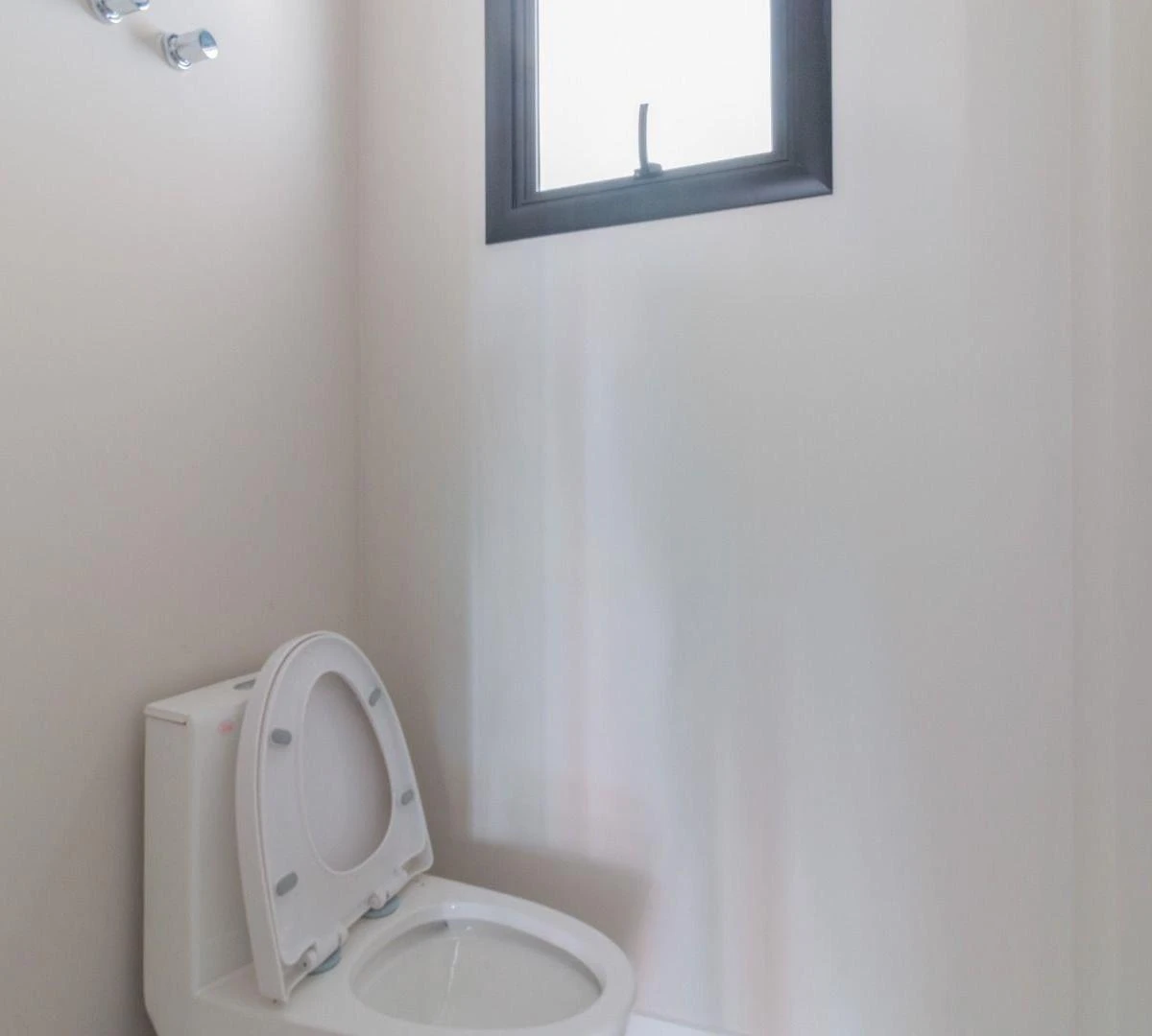 Modern house with 4 en-suite bedrooms and 6 parking spots — photo 15