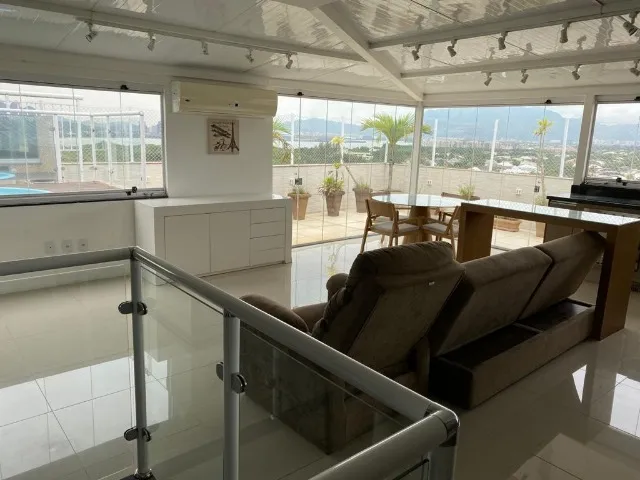 Glass-enclosed balcony in a 3-bedroom apartment, 177 m²