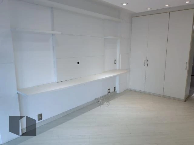 Glass-enclosed balcony in a 4-bedroom apartment, 143 m² — photo 16