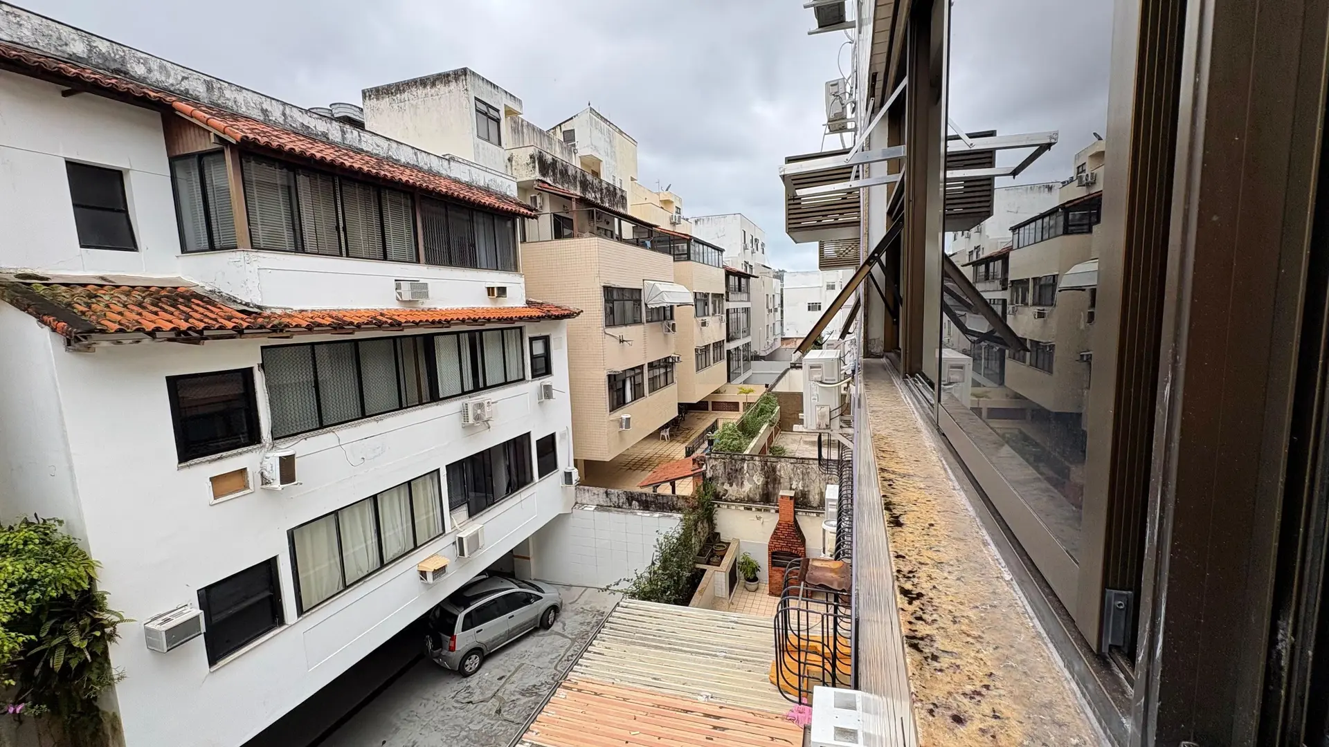Glass-enclosed balcony in a 3-bedroom apartment, 120 m² — photo 57