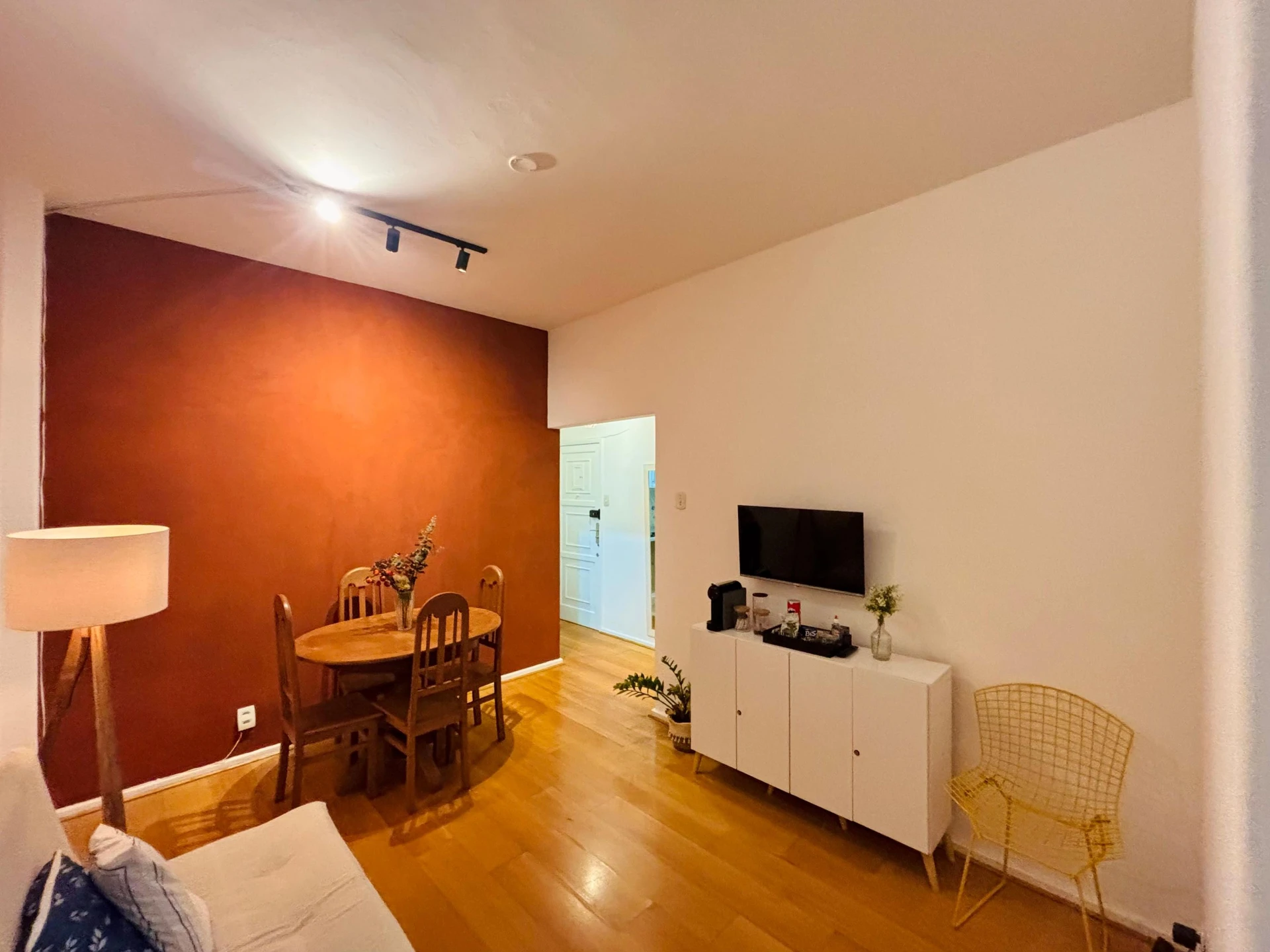 Furnished 1-bedroom apartment with a gas stove kitchen — photo 9