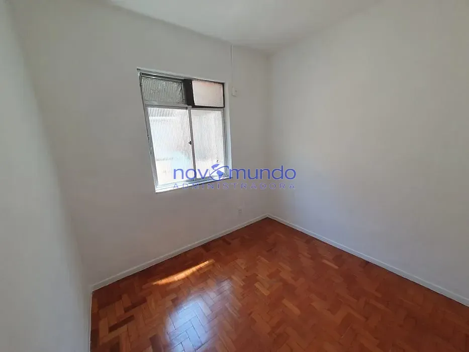 Apartamento com piso de madeira ou laminado, Pilares — photo 13
