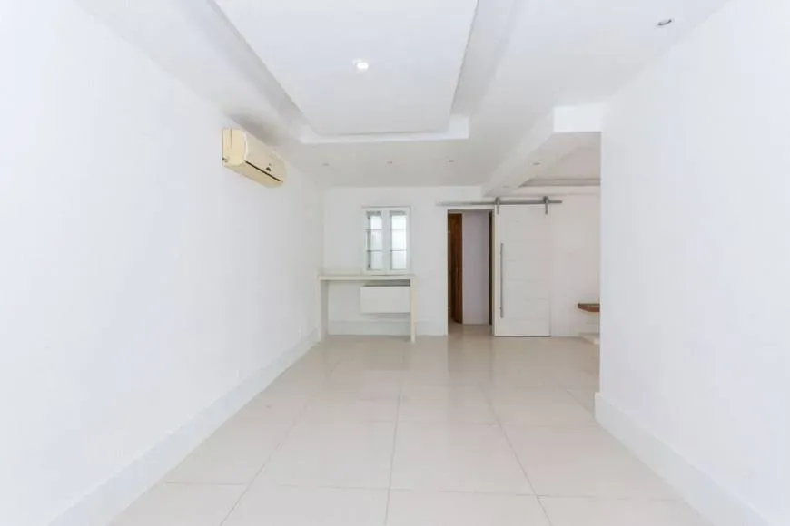 183 m² apartment with a walk-in closet and a bathtub — photo 10