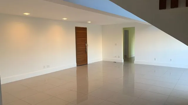Walk-in closet in a 4-bedroom apartment, 370 m² — photo 6
