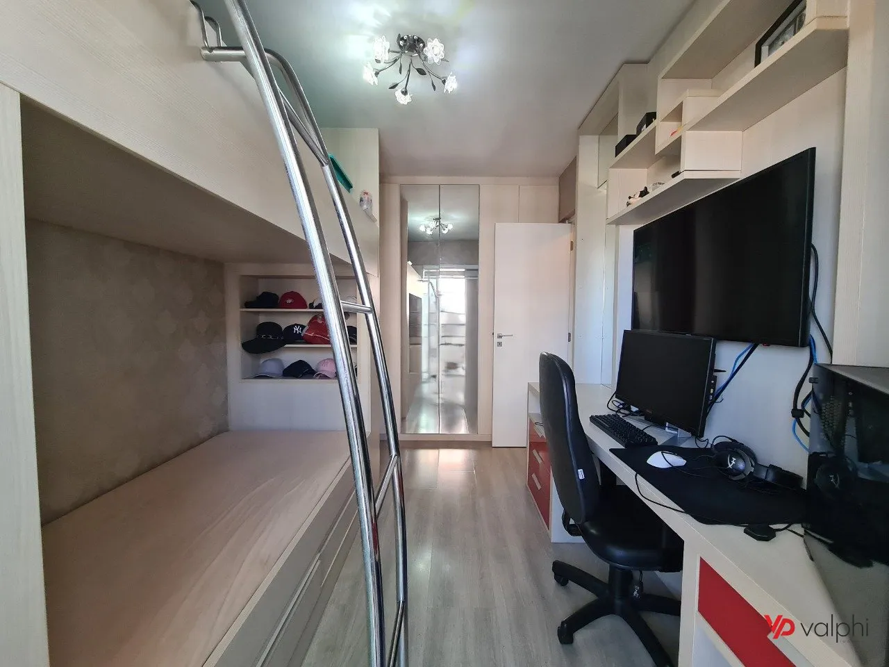 Furnished 2-bedroom apartment with enclosed balcony — photo 47