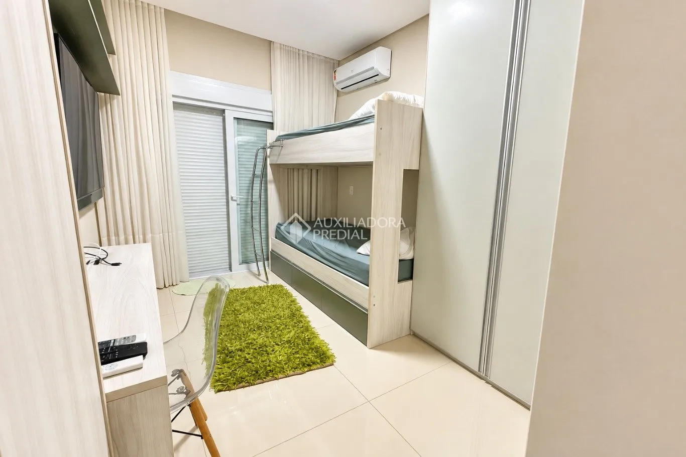Balcony with a grill in a 2-bedroom apartment, 172 m² — photo 11