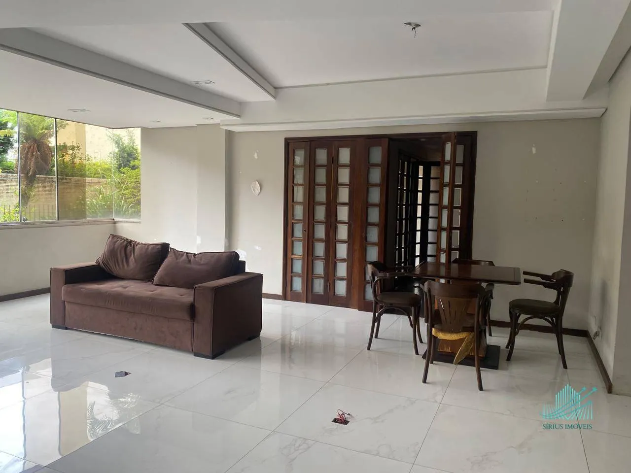 4-bedroom apartment with enclosed glass balcony — photo 8