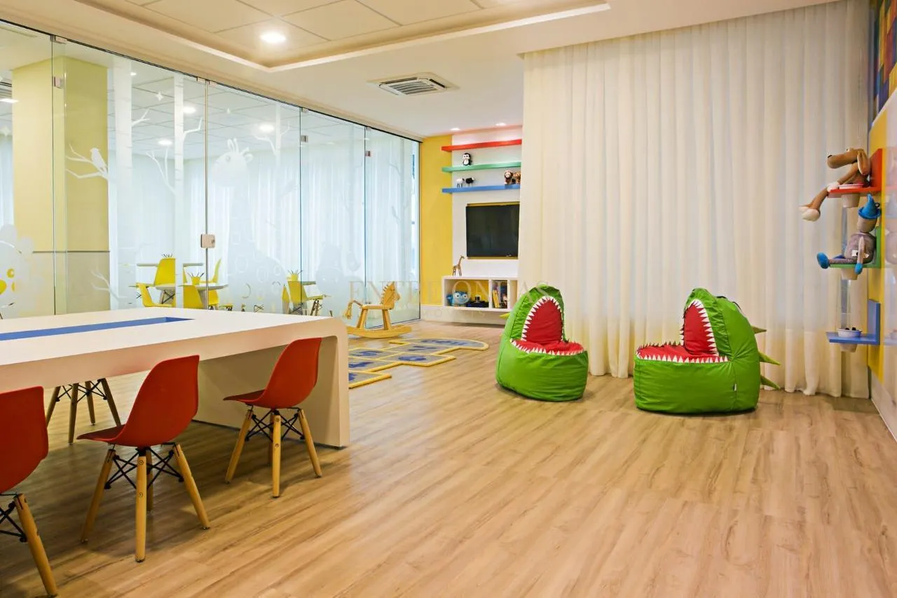 Furnished 2-bedroom apartment with open-plan kitchen — photo 32