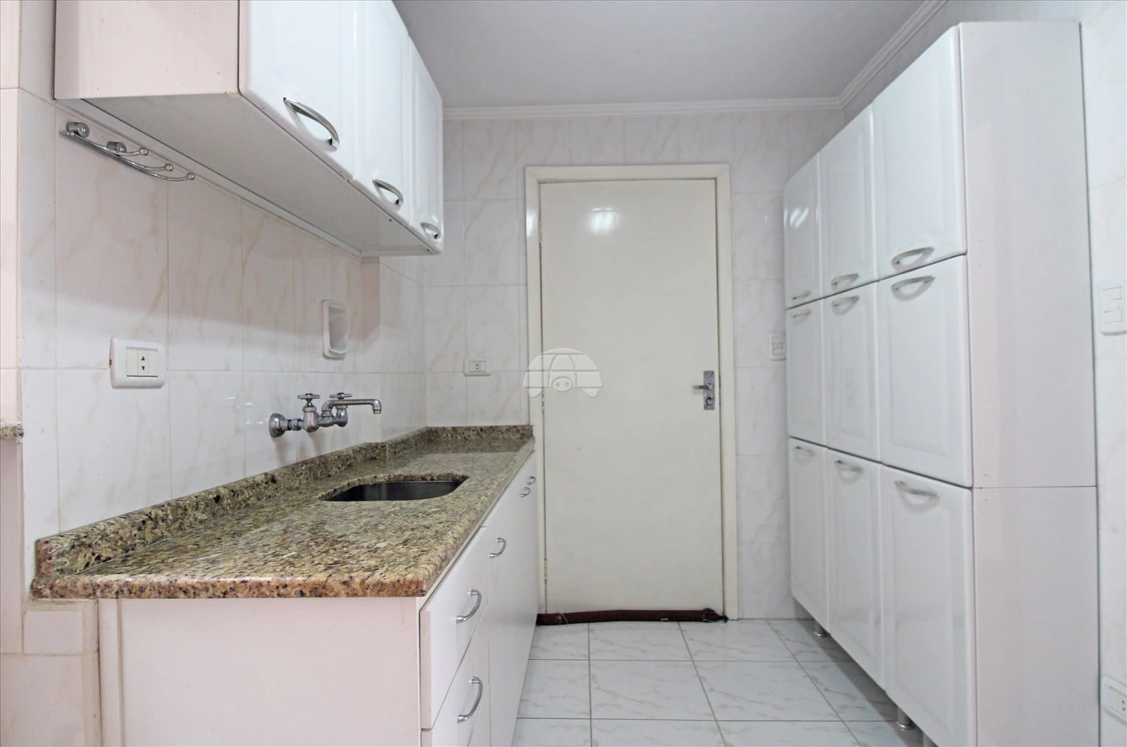2-bedroom apartment with wood or laminate floors in Curitiba — photo 2