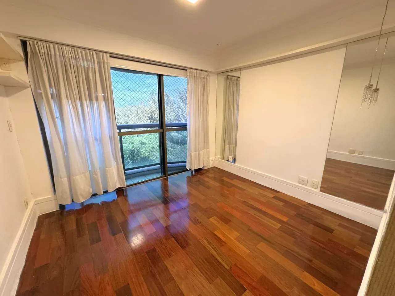 4-bedroom apartment in a building with a sauna — photo 10