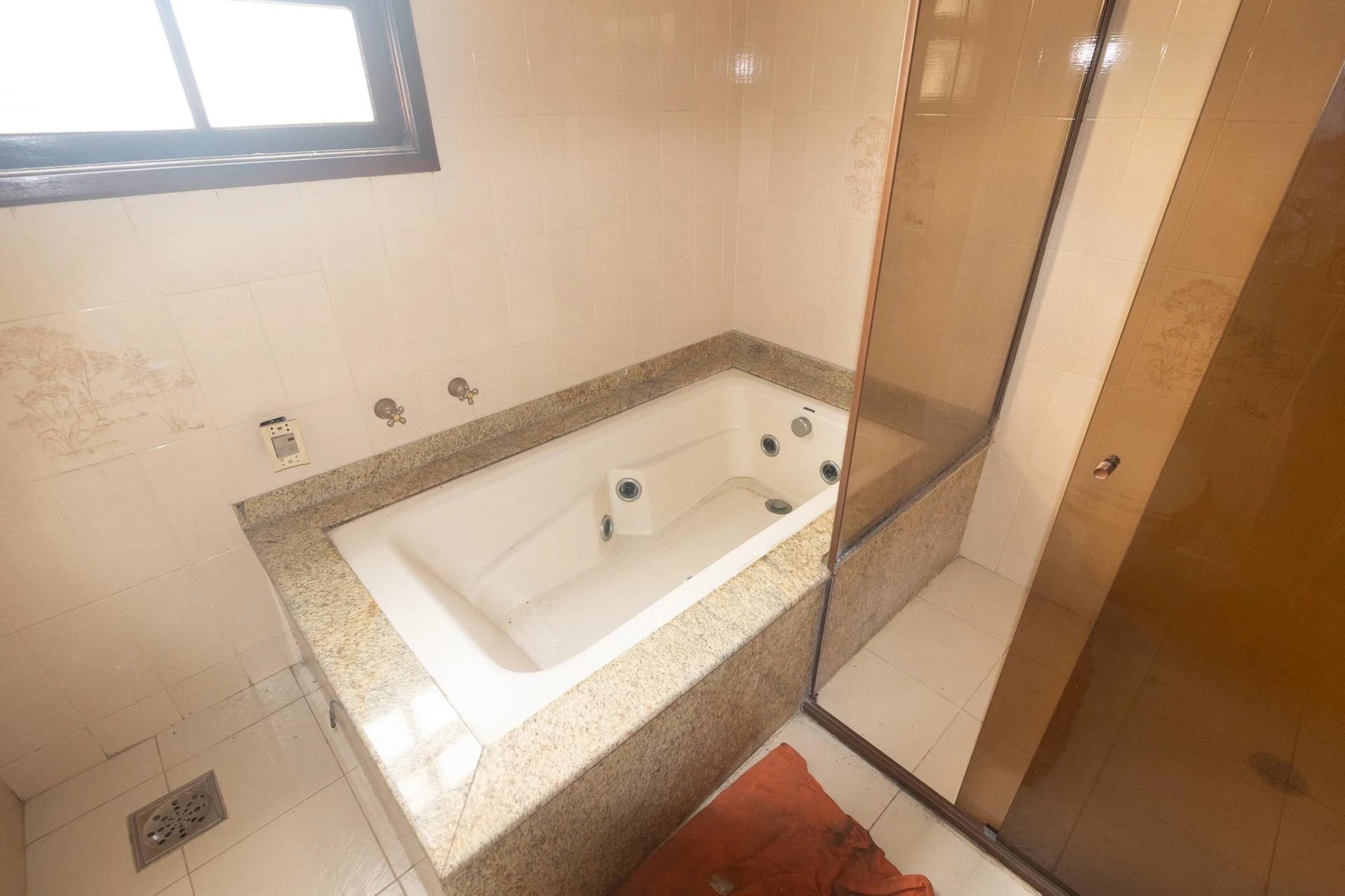 Bathtub in a 5-bedroom house, 626 m² — photo 45