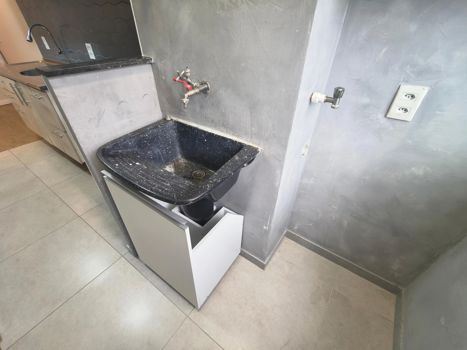 Unfurnished 2-bedroom apartment with a closed kitchen — photo 36