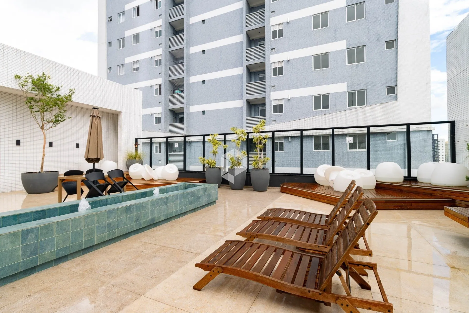 Furnished 1-bedroom apartment with open-plan kitchen — photo 46