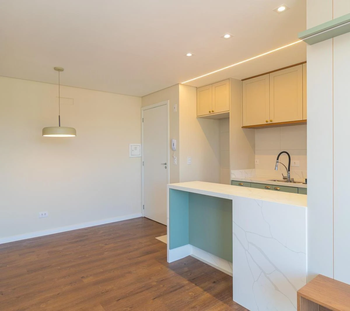 2-bedroom apartment in a building with a gym — photo 9