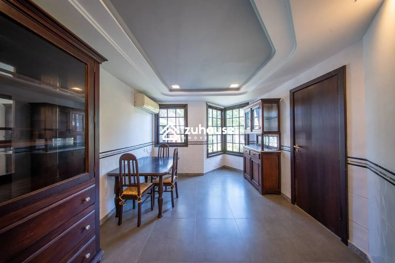 Casa de 5 quartos com janelas do piso ao teto — photo 14