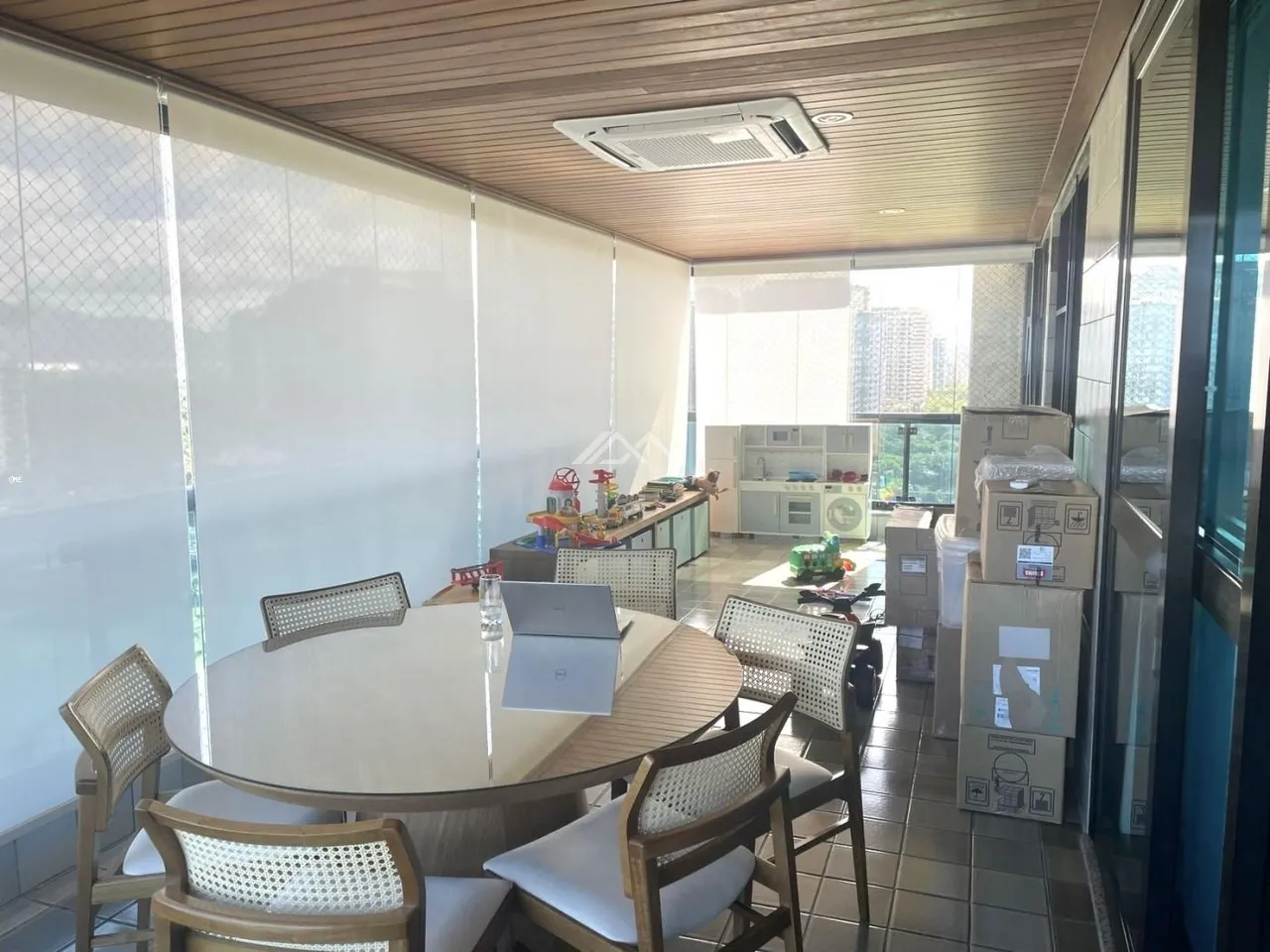 Apartment with 4 bedrooms and 5 bathrooms and enclosed balcony — photo 17