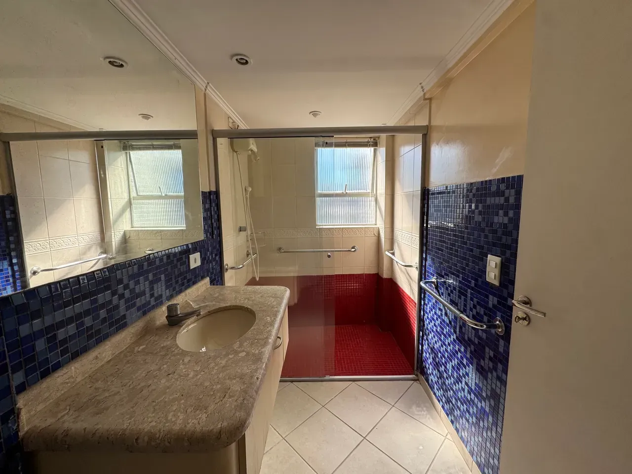 Furnished 1-bedroom apartment with glassed-in balcony — photo 12