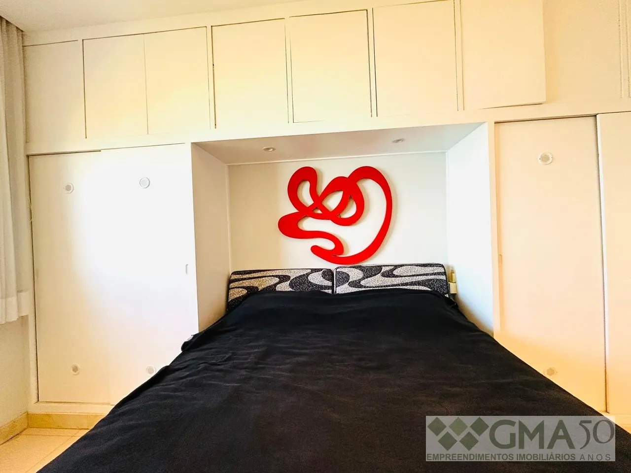 Furnished 1-bedroom apartment with open-plan kitchen — photo 3