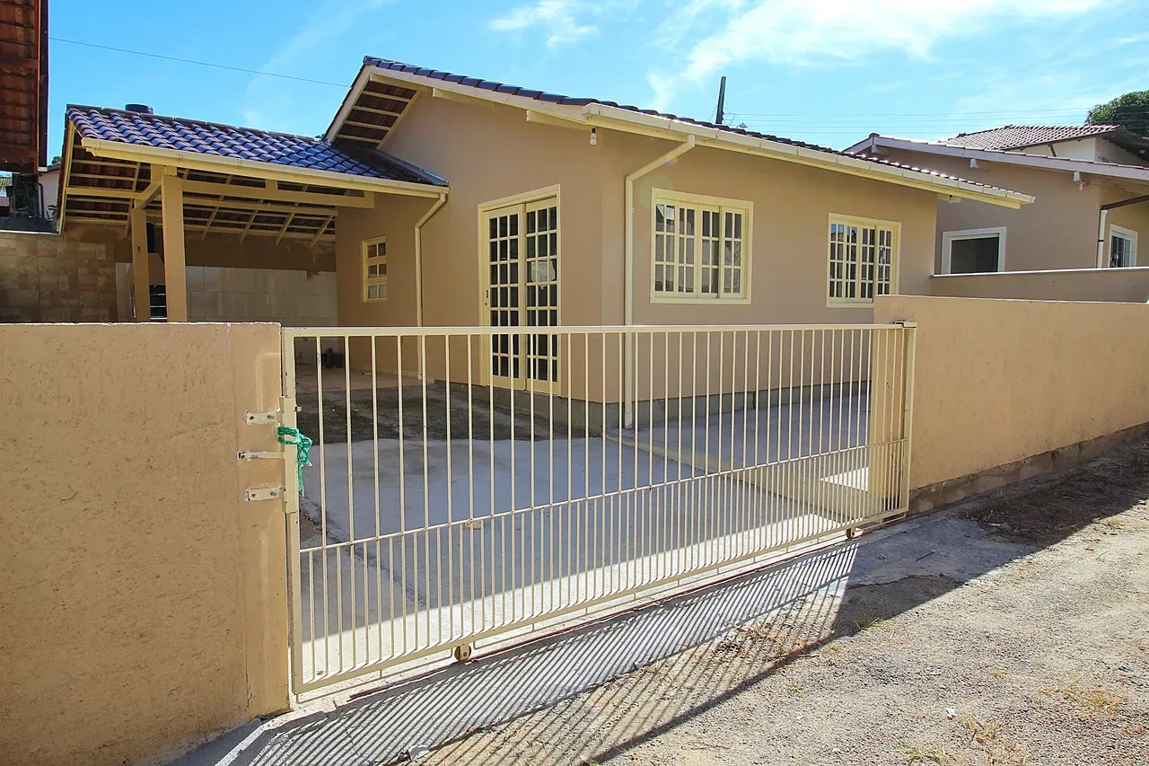 Balcony with a grill in a 2-bedroom house, 60 m² — photo 4