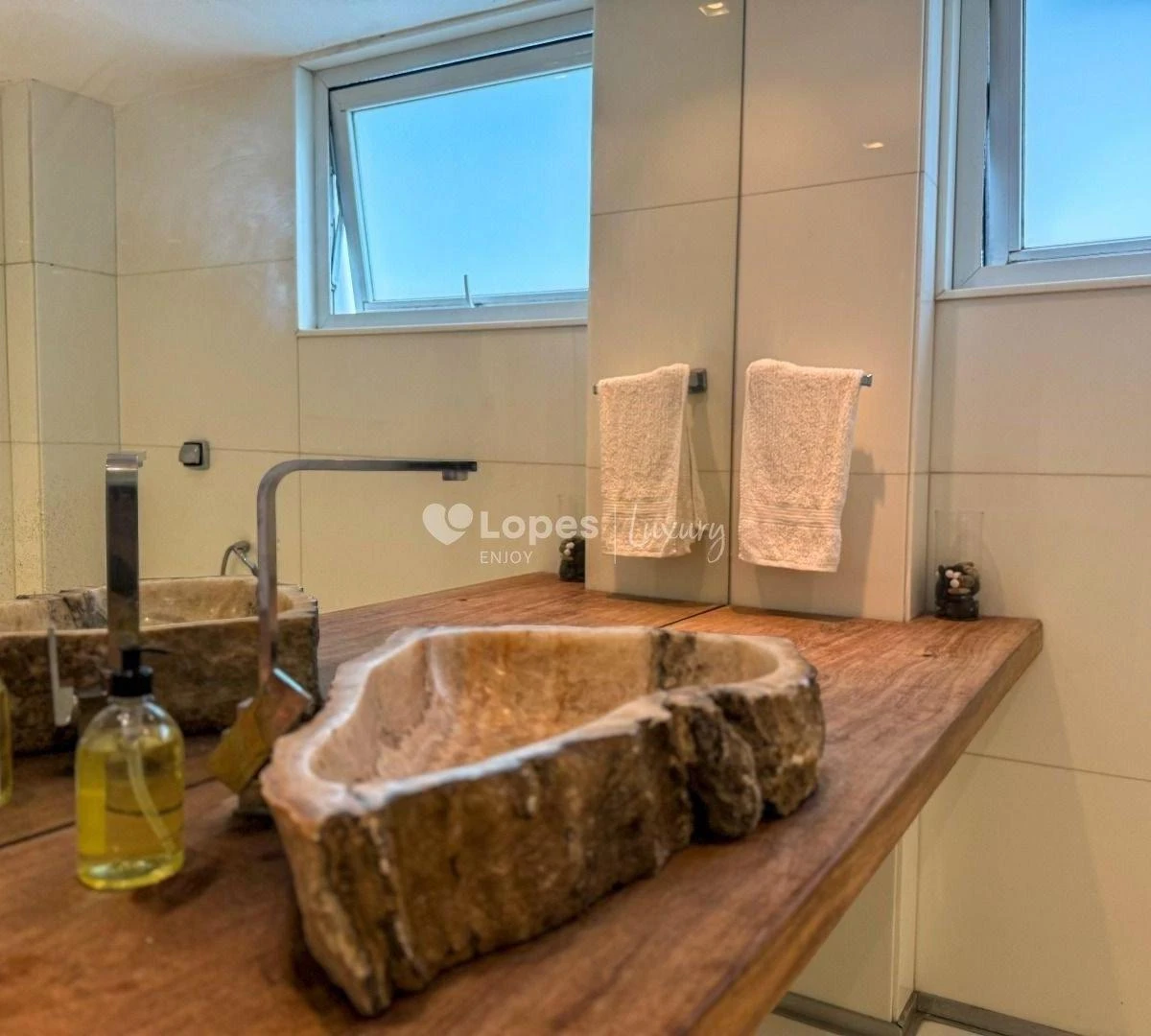 House with 5 en-suite bedrooms, 8 baths and 3 parking — photo 41