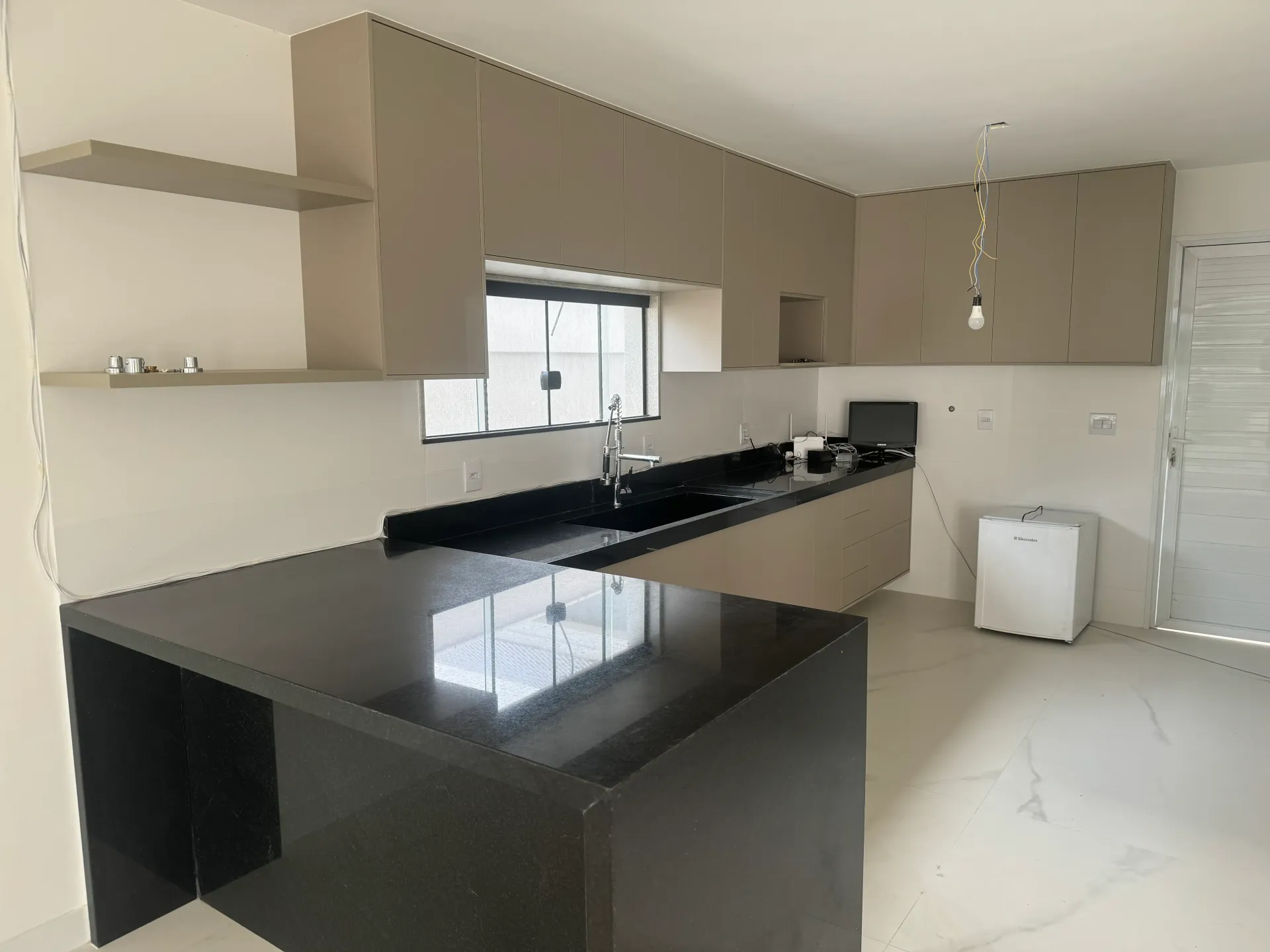 4-bedroom house with floor-to-ceiling windows — photo 13
