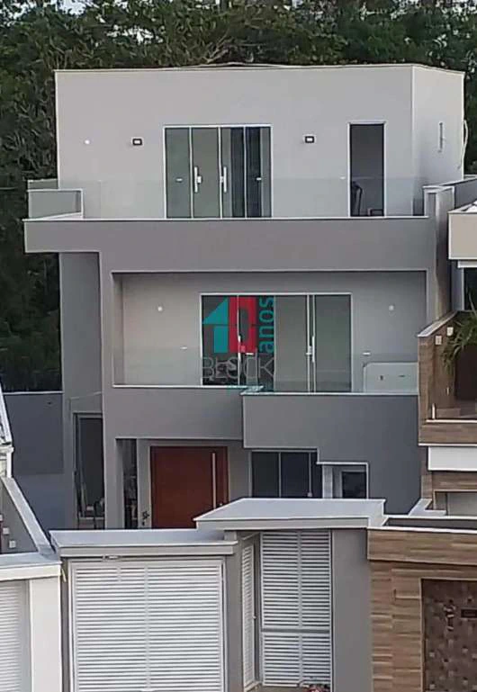 Casa de condomínio com 6 quartos, 5 suítes e 263 m²