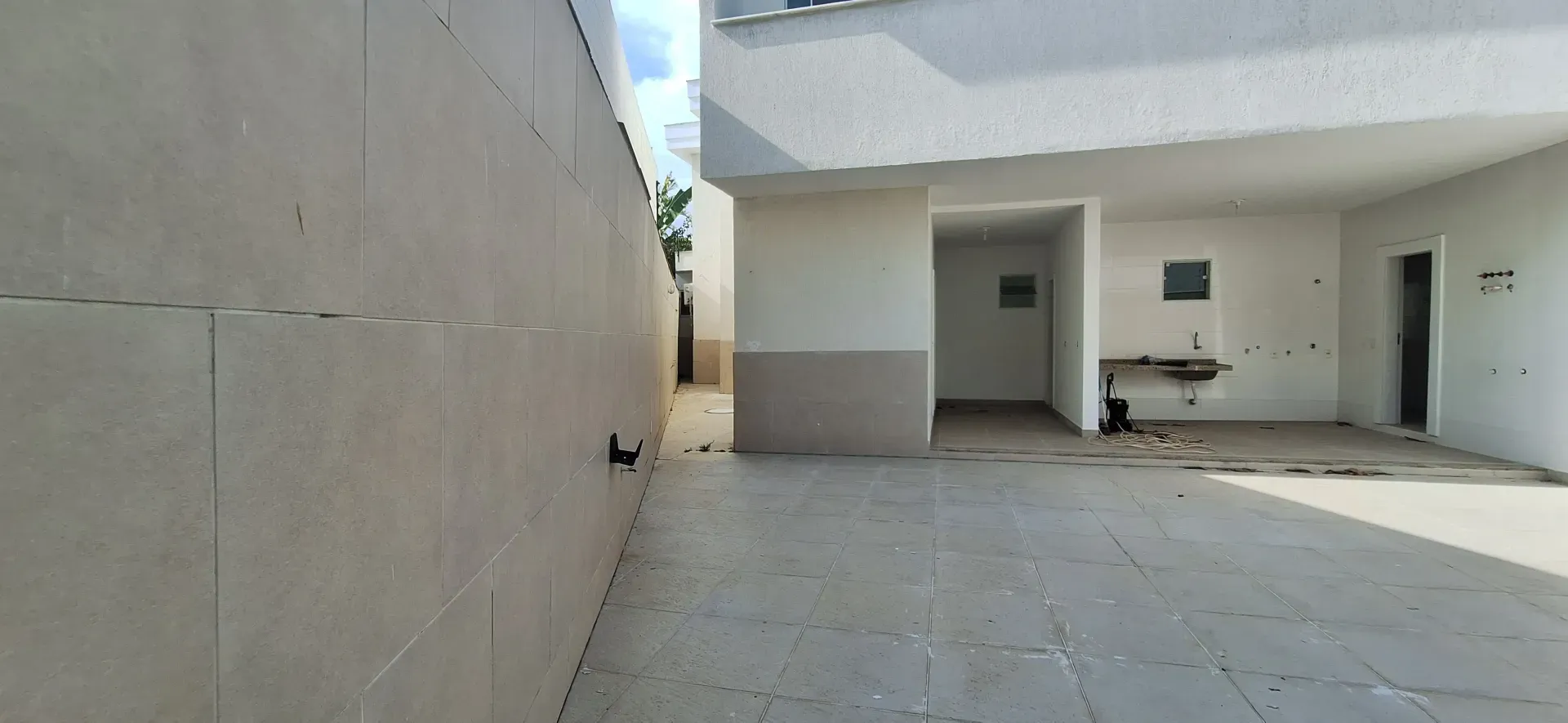 House with 900 m², 5 bedrooms and 4 parking spots — photo 37
