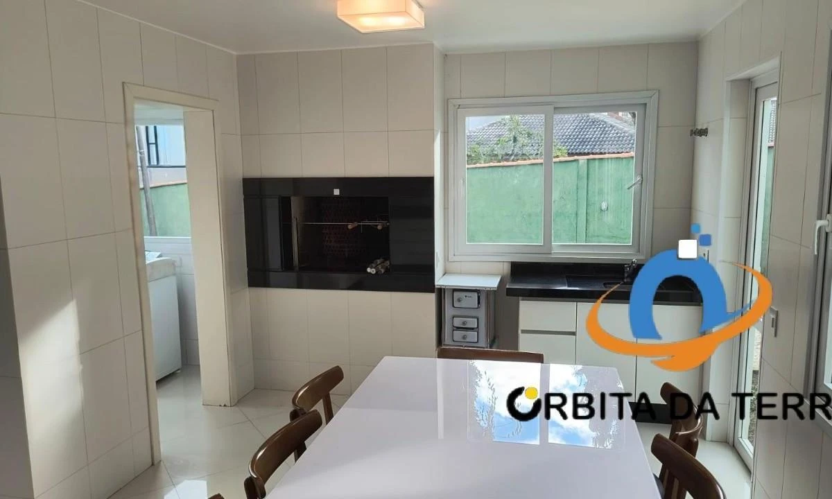 5-bedroom house with a bathtub in Curitiba — photo 25