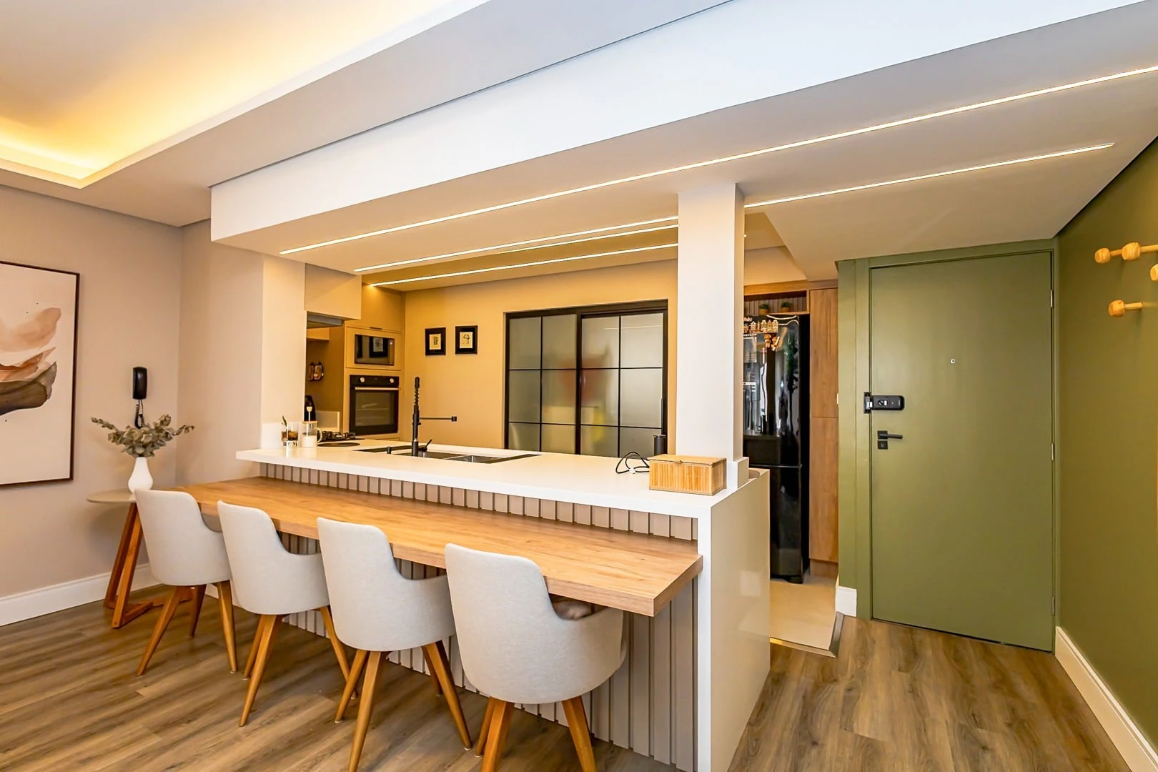 Furnished 3-bedroom apartment with private BBQ — photo 2
