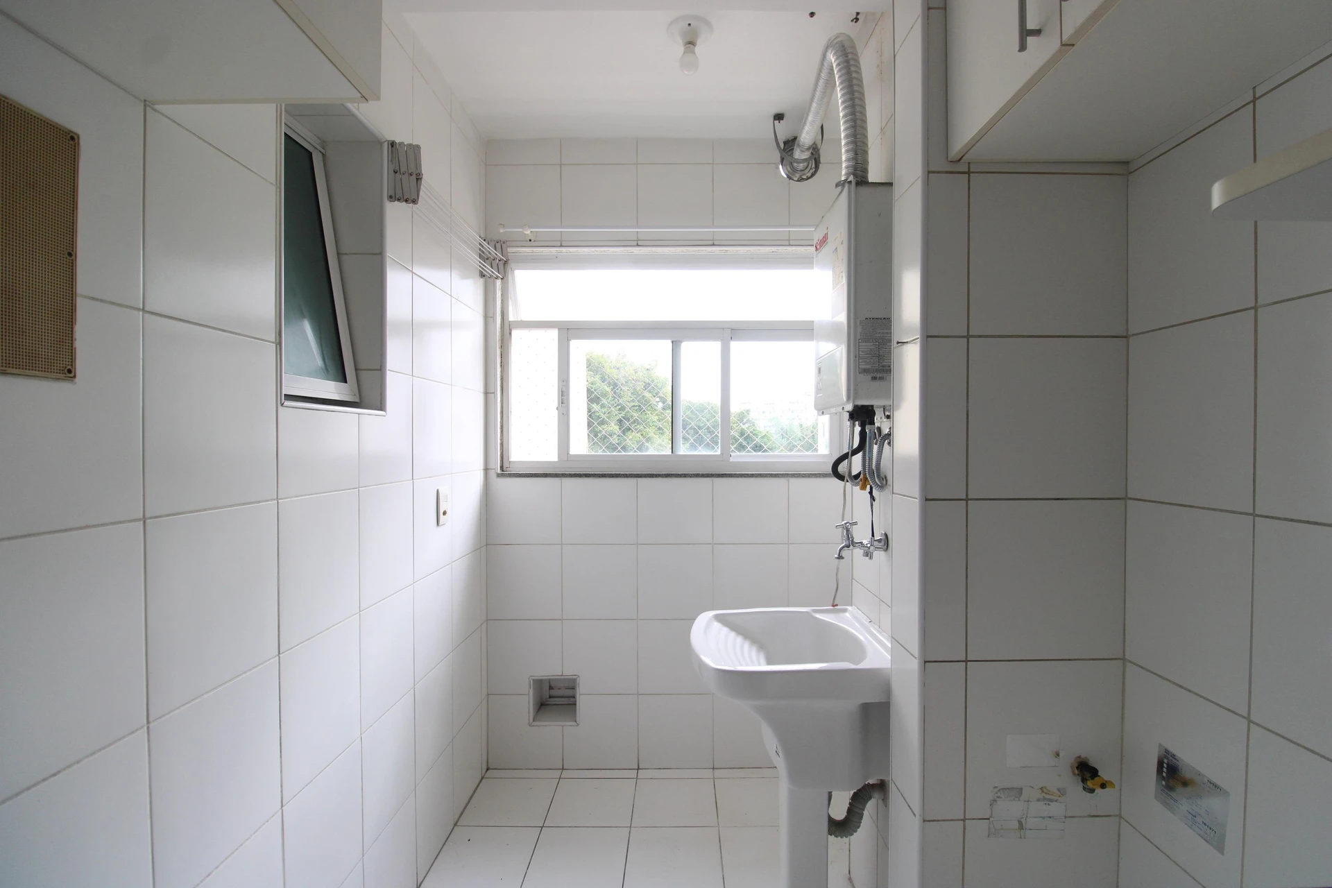 Balcony with a grill in a 3-bedroom apartment, 74 m² — photo 4