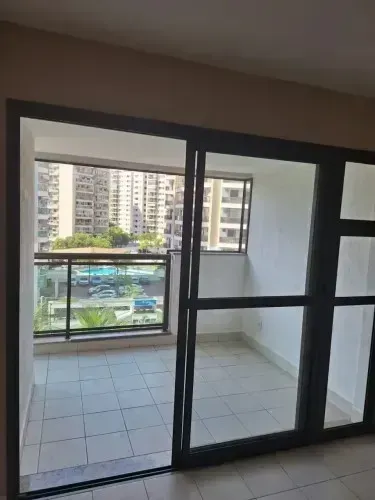 Apartamento com 2 quartos, 2 banheiros e varanda com vidro — photo 15