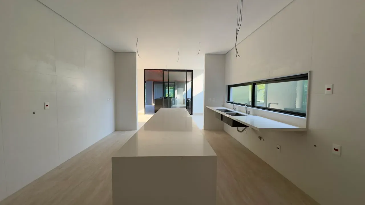 House with 5 bedrooms and floor-to-ceiling windows — photo 42