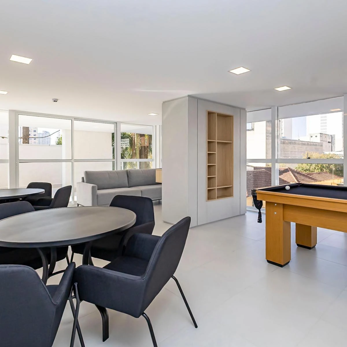 One-bedroom apartment in a building with a coworking space — photo 16
