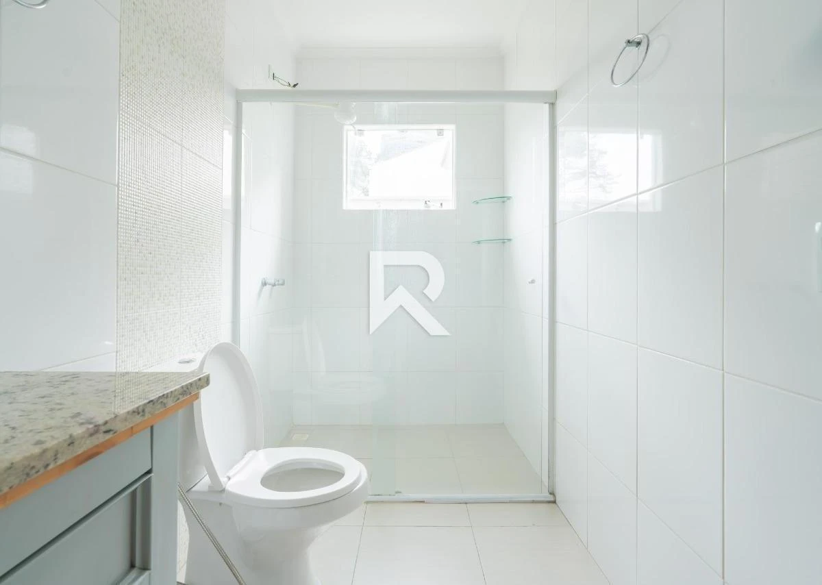 250 m² house with a walk-in closet and a bathtub — photo 27