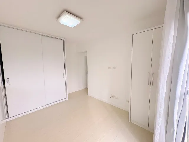 2-bedroom apartment in a building with a gym — photo 4