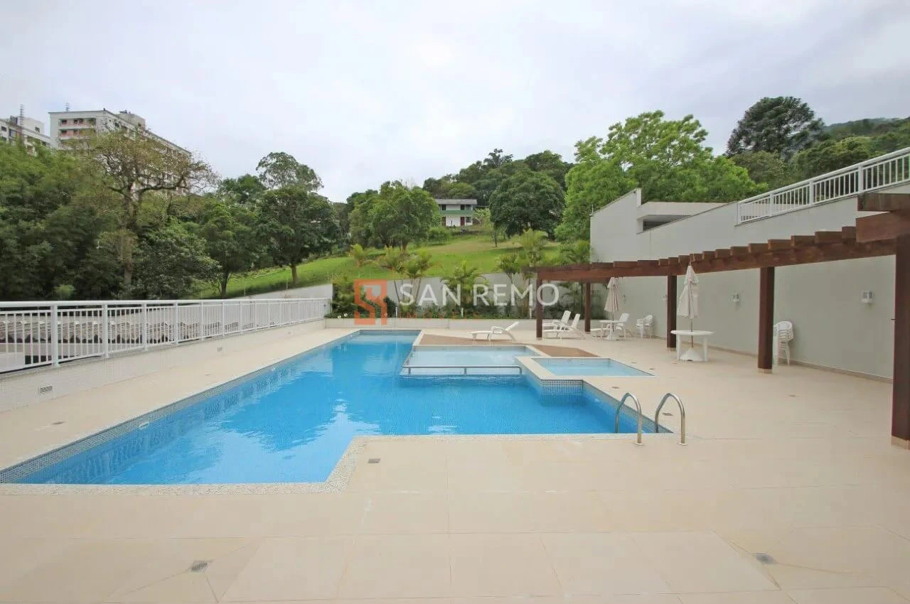 3-bedroom apartment in a building with a pool — photo 27