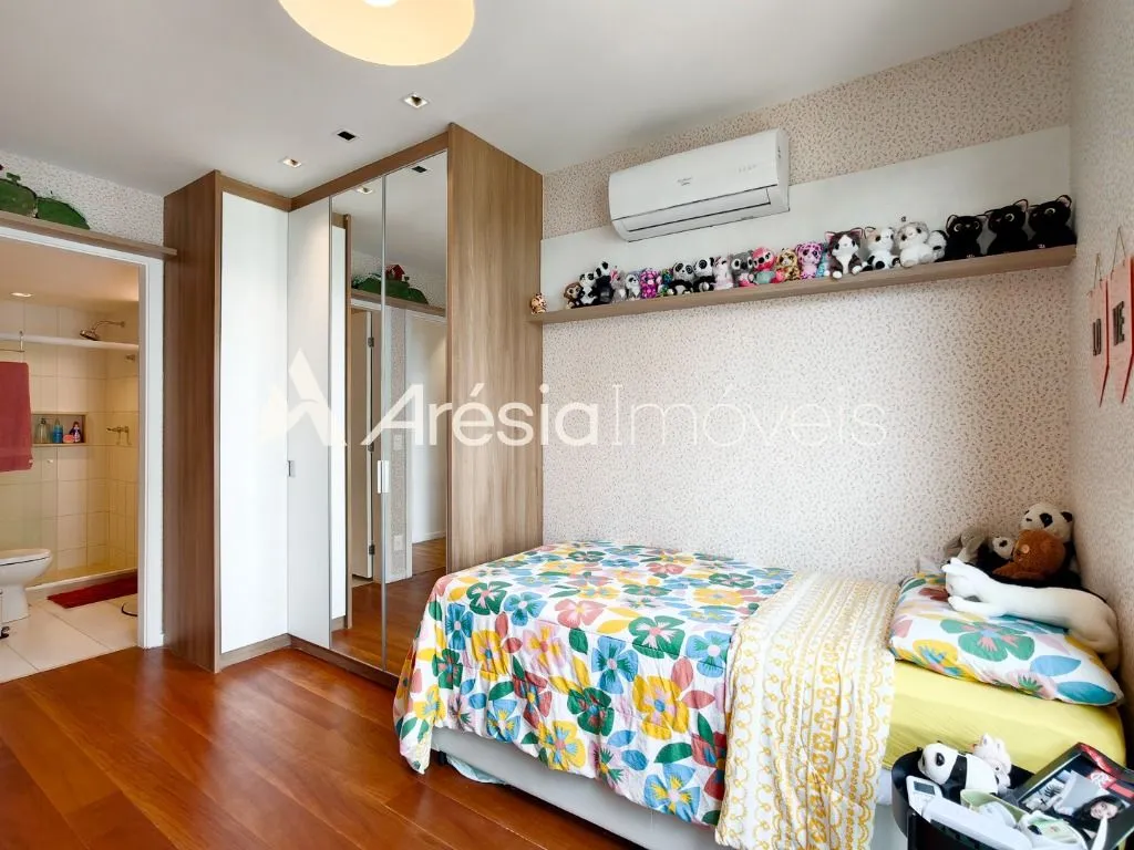 Balcony with a grill in a 4-bedroom apartment, 178 m² — photo 39